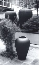 Queen Elizabeth 11 Conference Centre, Westminster.
Group of three large urns placed in interior courtyard.
Heights 165cm/65”, 153cm/60”,90cm/36”. 1986